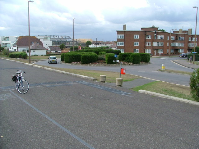 Ways onto the Prom at the western end